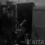 1959, Warszawa, Polska.
Archiwum Wytwórni Filmów Dokumentalnych (WFD) na ulicy Chełmskiej, n/z ekipa Polskiej Kroniki Filmowej ładuje sprzęt do samochodu.
Fot. Irena Jarosińska, zbiory Fundacji Ośrodka KARTA
