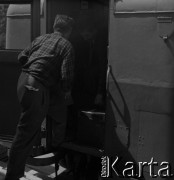1959, Warszawa, Polska.
Archiwum Wytwórni Filmów Dokumentalnych (WFD) na ulicy Chełmskiej, n/z ekipa Polskiej Kroniki Filmowej ładuje sprzęt do samochodu.
Fot. Irena Jarosińska, zbiory Fundacji Ośrodka KARTA