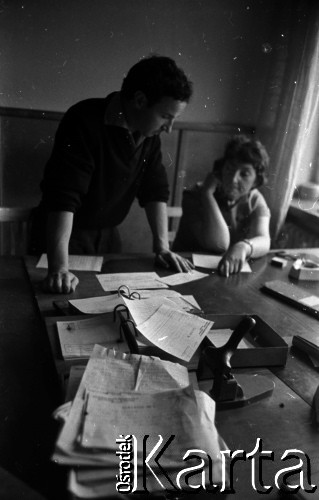 1959, Warszawa, Polska.
Archiwum Wytwórni Filmów Dokumentalnych (WFD) na ulicy Chełmskiej, n/z redaktorzy Polskiej Kroniki Filmowej.
Fot. Irena Jarosińska, zbiory Fundacji Ośrodka KARTA