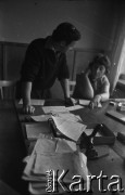 1959, Warszawa, Polska.
Archiwum Wytwórni Filmów Dokumentalnych (WFD) na ulicy Chełmskiej, n/z redaktorzy Polskiej Kroniki Filmowej.
Fot. Irena Jarosińska, zbiory Fundacji Ośrodka KARTA