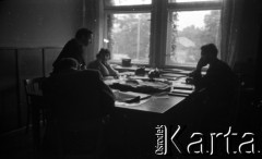 1959, Warszawa, Polska.
Archiwum Wytwórni Filmów Dokumentalnych (WFD) na ulicy Chełmskiej, n/z redaktorzy Polskiej Kroniki Filmowej.
Fot. Irena Jarosińska, zbiory Fundacji Ośrodka KARTA