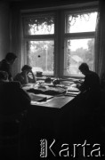 1959, Warszawa, Polska.
Archiwum Wytwórni Filmów Dokumentalnych (WFD) na ulicy Chełmskiej, n/z redaktorzy Polskiej Kroniki Filmowej.
Fot. Irena Jarosińska, zbiory Fundacji Ośrodka KARTA