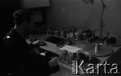 1959, Warszawa, Polska.
Archiwum Wytwórni Filmów Dokumentalnych (WFD) na ulicy Chełmskiej, n/z montażysta podczas pracy nad odcinkiem Polskiej Kroniki Filmowej.
Fot. Irena Jarosińska, zbiory Fundacji Ośrodka KARTA