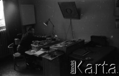 1959, Warszawa, Polska.
Archiwum Wytwórni Filmów Dokumentalnych (WFD) na ulicy Chełmskiej, n/z montażysta podczas pracy nad odcinkiem Polskiej Kroniki Filmowej.
Fot. Irena Jarosińska, zbiory Fundacji Ośrodka KARTA