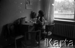 1959, Warszawa, Polska.
Archiwum Wytwórni Filmów Dokumentalnych (WFD) na ulicy Chełmskiej, n/z redaktorka Polskiej Kroniki Filmowej.
Fot. Irena Jarosińska, zbiory Fundacji Ośrodka KARTA