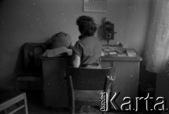 1959, Warszawa, Polska.
Archiwum Wytwórni Filmów Dokumentalnych (WFD) na ulicy Chełmskiej, n/z redaktorka Polskiej Kroniki Filmowej.
Fot. Irena Jarosińska, zbiory Fundacji Ośrodka KARTA