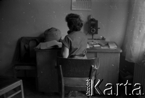 1959, Warszawa, Polska.
Archiwum Wytwórni Filmów Dokumentalnych (WFD) na ulicy Chełmskiej, n/z redaktorka Polskiej Kroniki Filmowej.
Fot. Irena Jarosińska, zbiory Fundacji Ośrodka KARTA