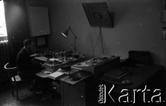1959, Warszawa, Polska.
Archiwum Wytwórni Filmów Dokumentalnych (WFD) na ulicy Chełmskiej, n/z montażysta podczas pracy nad odcinkiem Polskiej Kroniki Filmowej.
Fot. Irena Jarosińska, zbiory Fundacji Ośrodka KARTA