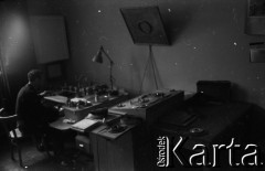 1959, Warszawa, Polska.
Archiwum Wytwórni Filmów Dokumentalnych (WFD) na ulicy Chełmskiej, n/z montażysta podczas pracy nad odcinkiem Polskiej Kroniki Filmowej.
Fot. Irena Jarosińska, zbiory Fundacji Ośrodka KARTA