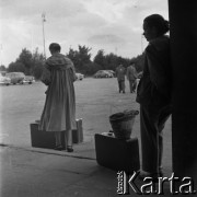 Lata 50., Warszawa, Polska.
Lotnisko Okęcie, n/z podróżni. 
Fot. Irena Jarosińska, zbiory Ośrodka KARTA