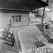 Lata 50., Warszawa, Polska.
Lotnisko Okęcie, n/z u góry kawiarnia dla podróżnych.
Fot. Irena Jarosińska, zbiory Ośrodka KARTA