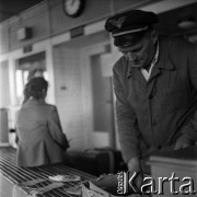 Lata 50., Warszawa, Polska.
Lotnisko Okęcie, n/z pracownicy Polskich Linii Lotniczych LOT.
Fot. Irena Jarosińska, zbiory Ośrodka KARTA