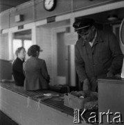 Lata 50., Warszawa, Polska.
Lotnisko Okęcie, n/z pracownicy Polskich Linii Lotniczych LOT.
Fot. Irena Jarosińska, zbiory Ośrodka KARTA
