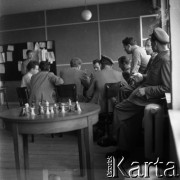 Lata 50., Warszawa, Polska.
Lotnisko Okęcie, n/z pracownicy Polskich Linii Lotniczych LOT w pomieszczeniu socjalnym.
Fot. Irena Jarosińska, zbiory Ośrodka KARTA