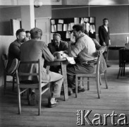 Lata 50., Warszawa, Polska.
Lotnisko Okęcie, n/z pracownicy Polskich Linii Lotniczych LOT w pomieszczeniu socjalnym.
Fot. Irena Jarosińska, zbiory Ośrodka KARTA