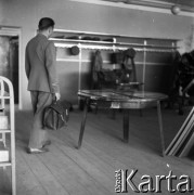 Lata 50., Warszawa, Polska.
Lotnisko Okęcie, n/z pracownik Polskich Linii Lotniczych LOT w pomieszczeniu socjalnym.
Fot. Irena Jarosińska, zbiory Ośrodka KARTA