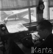 Lata 50., Warszawa, Polska.
Lotnisko Okęcie, n/z kontroler w wieży kontroli lotów.
Fot. Irena Jarosińska, zbiory Ośrodka KARTA