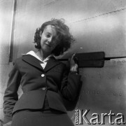 Lata 50., Warszawa, Polska.
Lotnisko Okęcie, n/z stewardessa Polskich Linii Lotniczych LOT pozuje przy samolocie.
Fot. Irena Jarosińska, zbiory Ośrodka KARTA