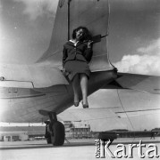 Lata 50., Warszawa, Polska.
Lotnisko Okęcie, n/z stewardessa Polskich Linii Lotniczych LOT pozuje przy samolocie.
Fot. Irena Jarosińska, zbiory Ośrodka KARTA