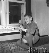 Lata 50., Warszawa, Polska.
Marek Jarosiński - syn fotografki - w mieszkaniu przy al. Świerczewskiego 61 (obecnie al. 
