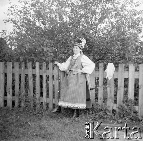 1961, Kadzidło, Polska.
Kobieta w stroju kurpiowski.
Fot. Irena Jarosińska, zbiory Ośrodka KARTA