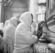 1961, Kadzidło, Polska.
Kościół pw. Świętego Ducha. Modlące się kobiety.
Fot. Irena Jarosińska, zbiory Ośrodka KARTA
