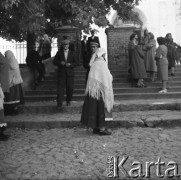 1961, Kadzidło, Polska.
Wierni przy kościele pw. Świętego Ducha. 
Fot. Irena Jarosińska, zbiory Ośrodka KARTA
