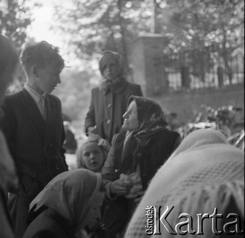 1961, Kadzidło, Polska.
Przed kościołem pw. Świętego Ducha.
Fot. Irena Jarosińska, zbiory Ośrodka KARTA
