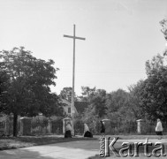 1961, Kadzidło, Polska.
Kobiety klęczące przy krzyżu misyjnym.
Fot. Irena Jarosińska, zbiory Ośrodka KARTA
