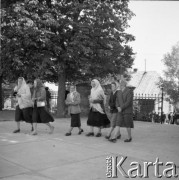 1961, Kadzidło, Polska.
Kobiety idące do kościoła pw. Świętego Ducha.
Fot. Irena Jarosińska, zbiory Ośrodka KARTA
