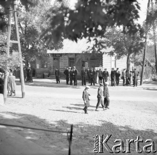 1961, Kadzidło, Polska.
Plac przed kościołem  pw. Świętego Ducha.
Fot. Irena Jarosińska, zbiory Ośrodka KARTA
