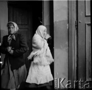 1961, Kadzidło, Polska.
Kościół pod wezwaniem Świętego Ducha. Dwie kobiety w przedsionku kościoła. 
Fot. Irena Jarosińska, zbiory Ośrodka KARTA
