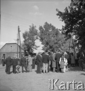 1961, Kadzidło, Polska.
Plac przed kościołem pw. Świętego Ducha.
Fot. Irena Jarosińska, zbiory Ośrodka KARTA
