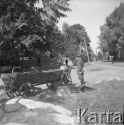 1961, Kadzidło, Polska.
Plac przed kościołem pw. Świętego Ducha. Mężczyzna przy furmace. 
Fot. Irena Jarosińska, zbiory Ośrodka KARTA
