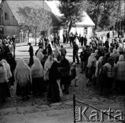 1961, Kadzidło, Polska.
Teren przed kościołem pod wezwaniem Świętego Ducha.
Fot. Irena Jarosińska, zbiory Ośrodka KARTA
