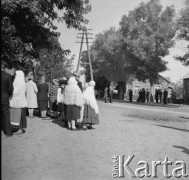 1961, Kadzidło, Polska.
Teren przed kościołem pod wezwaniem Świętego Ducha.
Fot. Irena Jarosińska, zbiory Ośrodka KARTA
