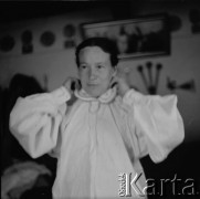 1961, Kadzidło, Polska.
Wnętrze chaty. Kobieta w tradycyjnej koszuli kurpiowskiej.
Fot. Irena Jarosińska, zbiory Ośrodka KARTA
