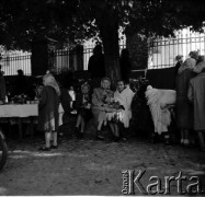 1961, Kadzidło, Polska.
Przed kościołem pod wezwaniem Świętego Ducha. Kobiety przy stołach ze słodyczami i ciastkami.
Fot. Irena Jarosińska, zbiory Ośrodka KARTA
