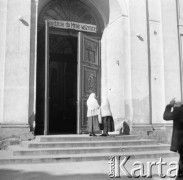 1961, Kadzidło, Polska.
Kobiety przed wejściem do kościoła pod wezwaniem Świętego Ducha.
Fot. Irena Jarosińska, zbiory Ośrodka KARTA
