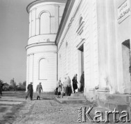 1961, Kadzidło, Polska.
wierni wchodzący do kościoła pod wezwaniem Świętego Ducha.
Fot. Irena Jarosińska, zbiory Ośrodka KARTA
