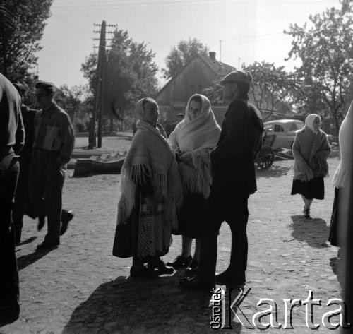 1961, Kadzidło, Polska.
Wierni na placu przed kościołem pw. Świętego Ducha.
Fot. Irena Jarosińska, zbiory Ośrodka KARTA
