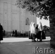 1961, Kadzidło, Polska.
Kobiety przed kościołem pw. Świętego Ducha. 
Fot. Irena Jarosińska, zbiory Ośrodka KARTA

