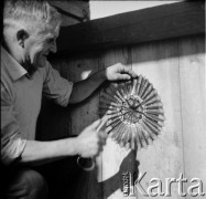1961, Kadzidło, Polska.
Mężczyzna prezentuje wycinankę.
Fot. Irena Jarosińska, zbiory Ośrodka KARTA
