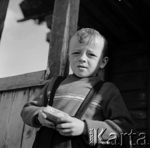 1961, Kadzidło, Polska.
Chłopiec na ganku.
Fot. Irena Jarosińska, zbiory Ośrodka KARTA
