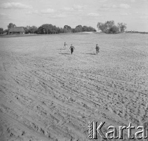 1961, Kadzidło, Polska.
Dzieci biegnące przez pole. 
Fot. Irena Jarosińska, zbiory Ośrodka KARTA
