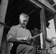 1961, Kadzidło, Polska.
Mężczyzna przygotowujący wycinankę.
Fot. Irena Jarosińska, zbiory Ośrodka KARTA
