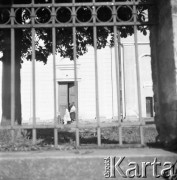 1961, Kadzidło, Polska.
Wierni wchodzący do kościół pod wezwaniem Świętego Ducha.
Fot. Irena Jarosińska, zbiory Ośrodka KARTA
