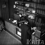 Lata 50. lub 60., Warszawa, Polska.
Punkt naprawy radioodbiorników.
Fot. Irena Jarosińska, zbiory Fundacji Ośrodka KARTA