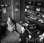 Lata 50. lub 60., Warszawa, Polska.
Punkt naprawy radioodbiorników.
Fot. Irena Jarosińska, zbiory Fundacji Ośrodka KARTA