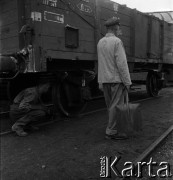 1954, Józefów, Polska.
Mazowieckie Zakłady Przemysłu Drożdżowego, n/z bocznica kolejowa przy fabryce.
Fot. Irena Jarosińska, zbiory Fundacji Ośrodka KARTA